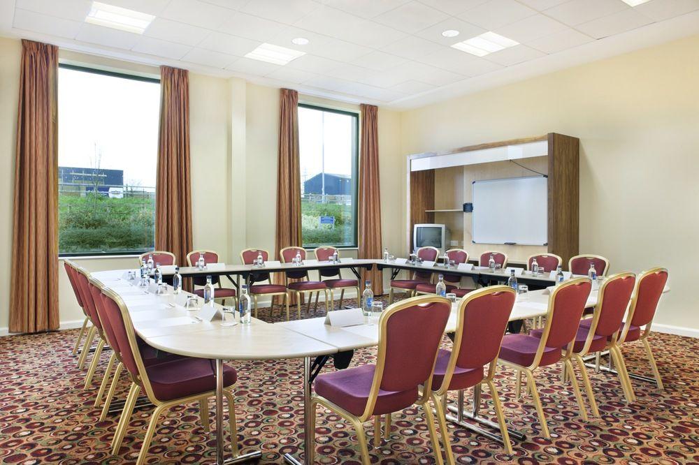Holiday Inn Express Antrim By Ihg Eksteriør billede