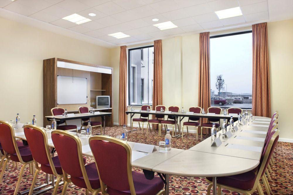 Holiday Inn Express Antrim By Ihg Eksteriør billede