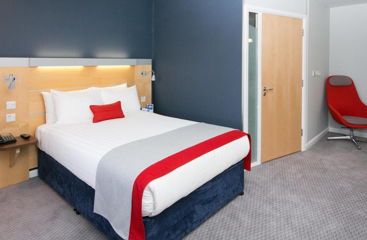 Holiday Inn Express Antrim By Ihg Eksteriør billede