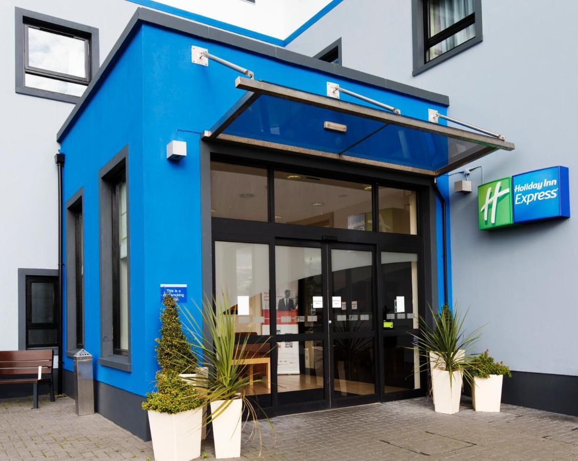 Holiday Inn Express Antrim By Ihg Eksteriør billede
