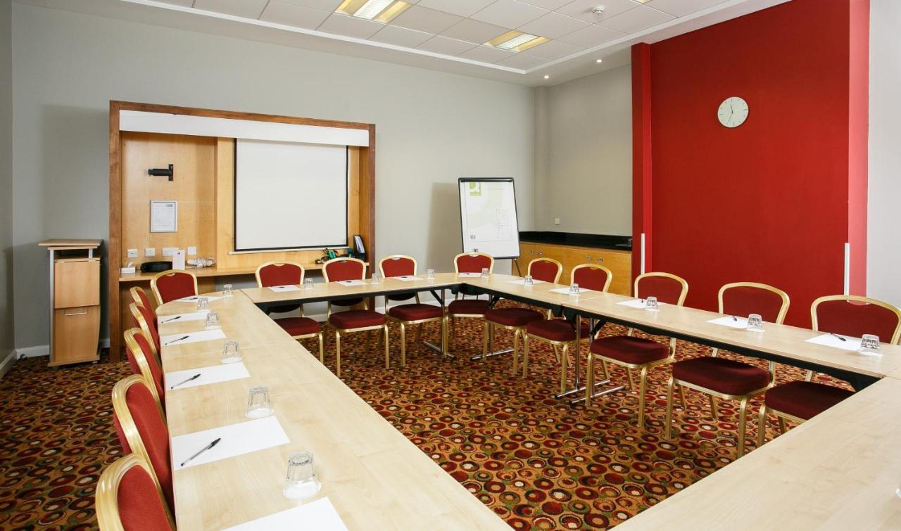 Holiday Inn Express Antrim By Ihg Eksteriør billede