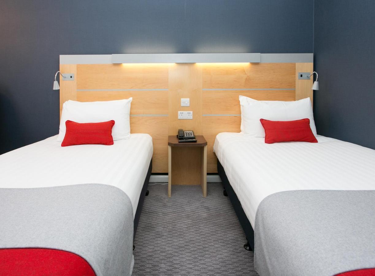 Holiday Inn Express Antrim By Ihg Eksteriør billede