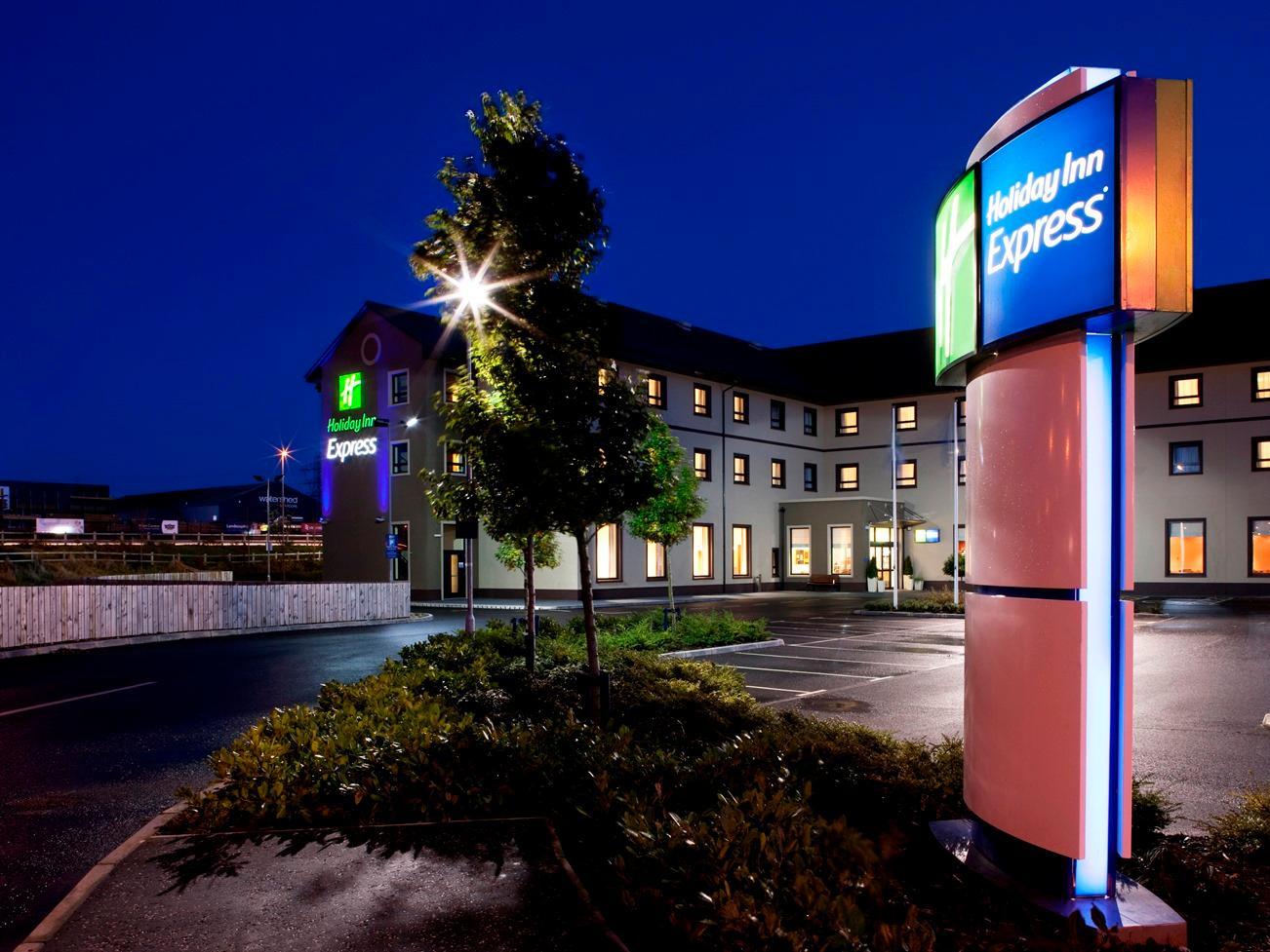 Holiday Inn Express Antrim By Ihg Eksteriør billede
