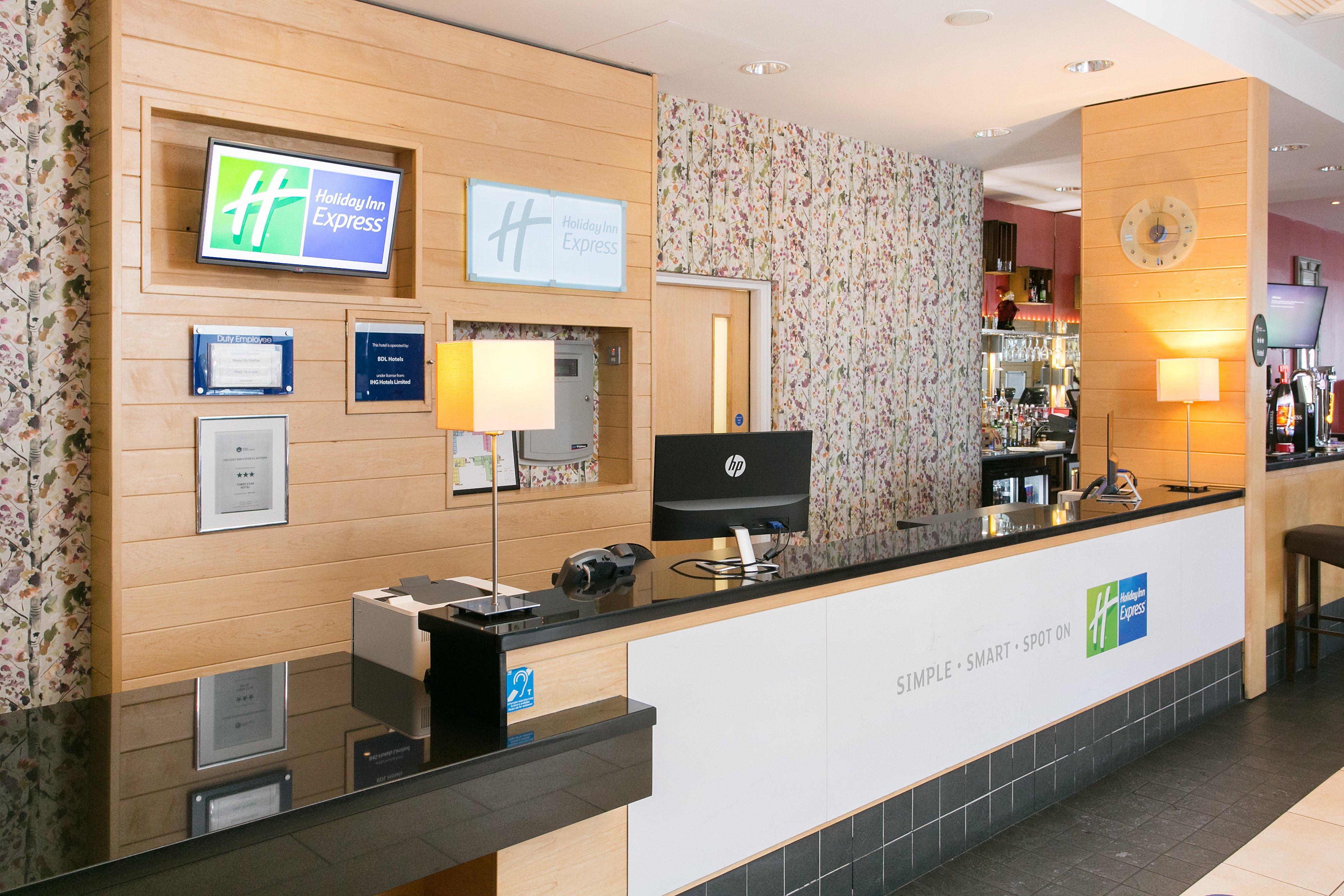 Holiday Inn Express Antrim By Ihg Eksteriør billede