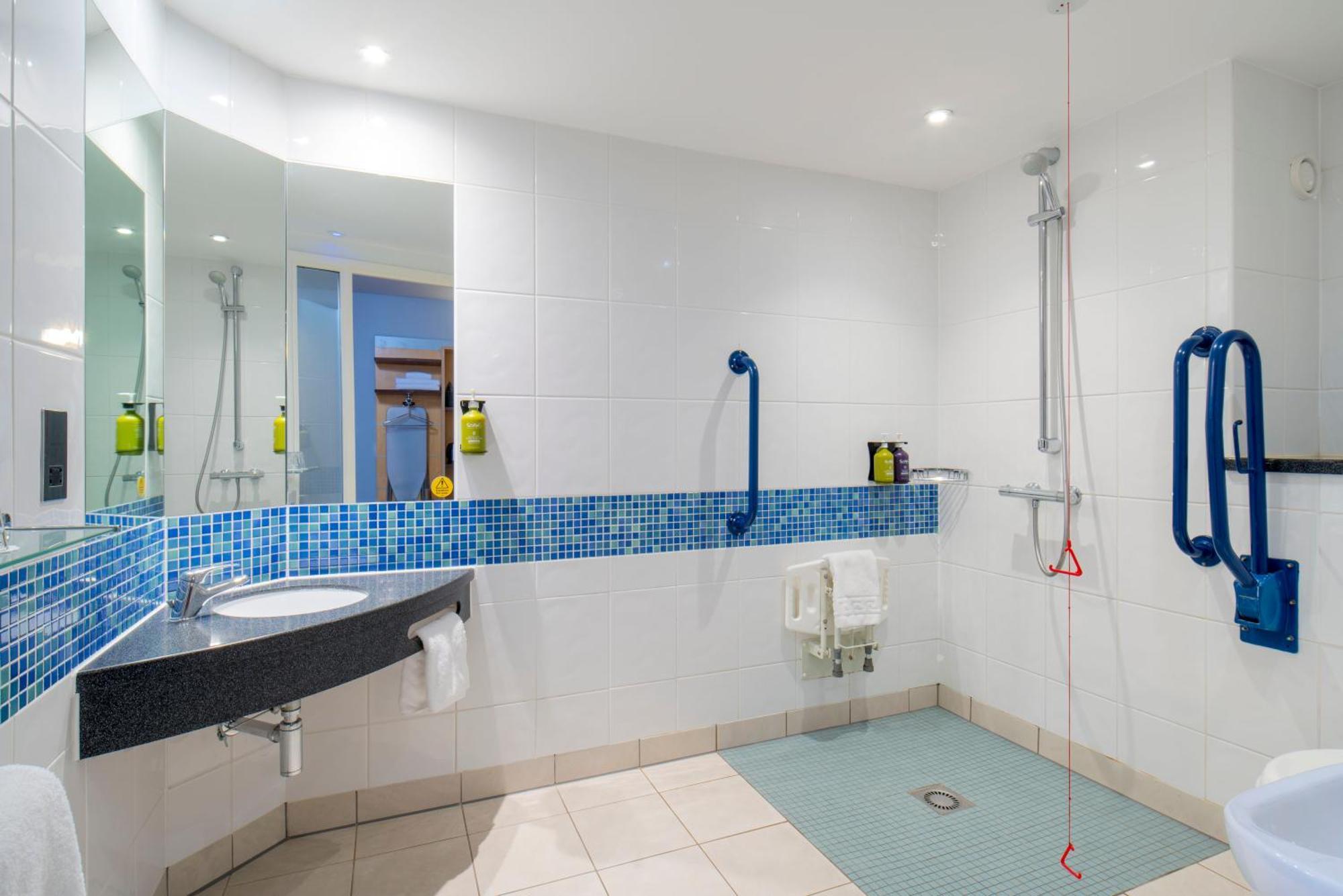 Holiday Inn Express Antrim By Ihg Eksteriør billede