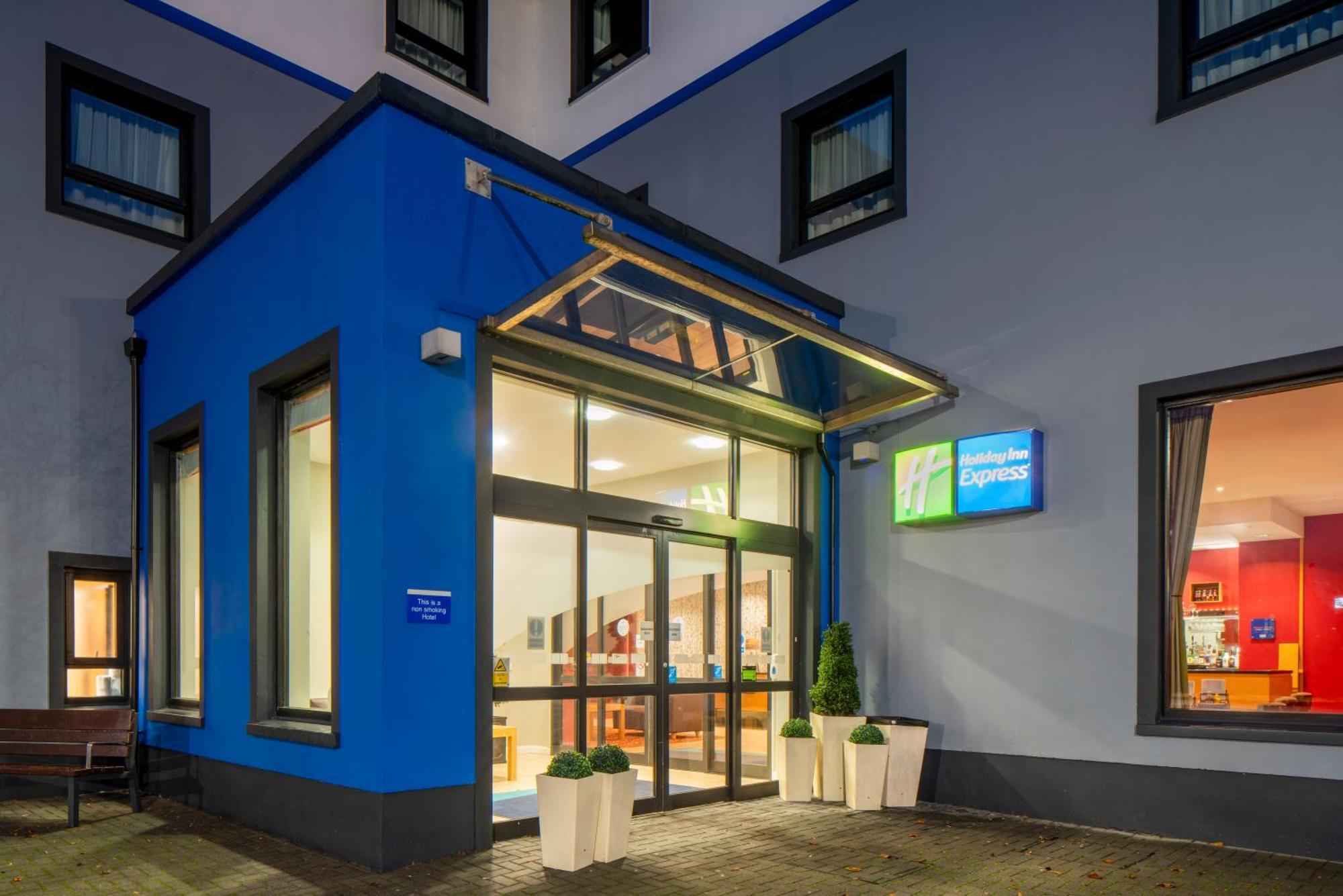 Holiday Inn Express Antrim By Ihg Eksteriør billede
