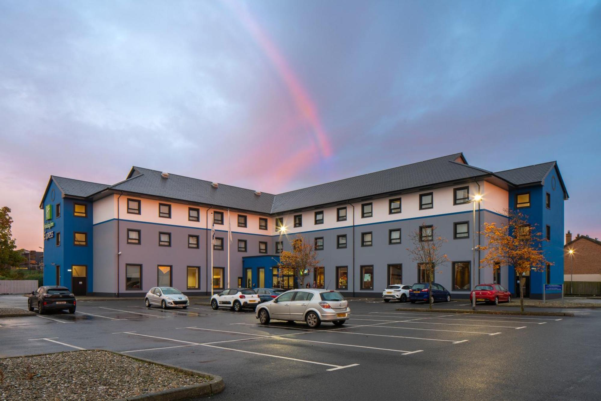 Holiday Inn Express Antrim By Ihg Eksteriør billede