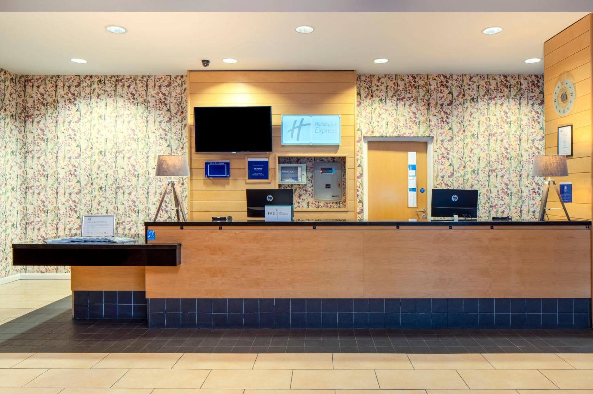 Holiday Inn Express Antrim By Ihg Eksteriør billede