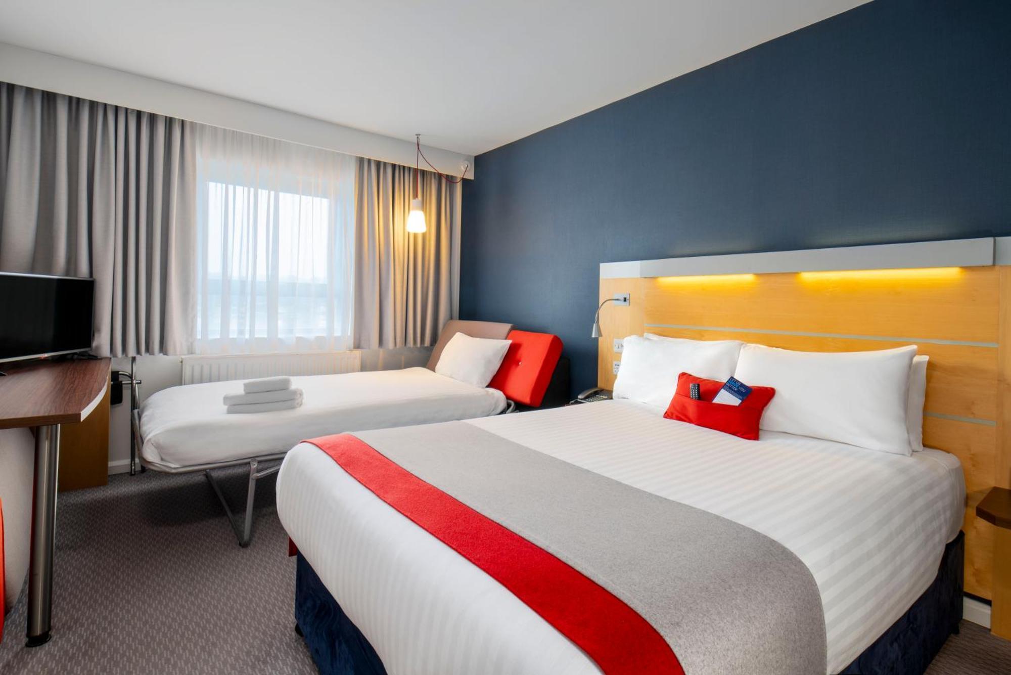 Holiday Inn Express Antrim By Ihg Eksteriør billede