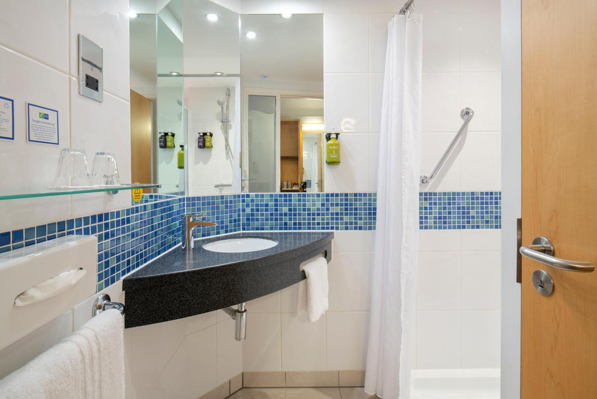 Holiday Inn Express Antrim By Ihg Eksteriør billede