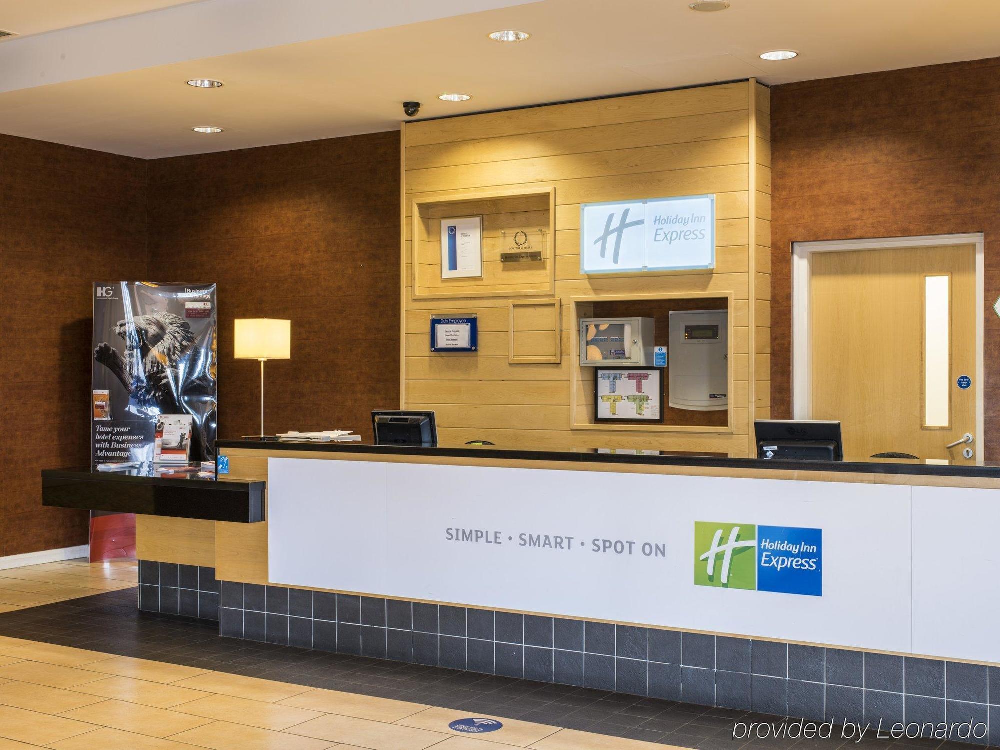 Holiday Inn Express Antrim By Ihg Eksteriør billede