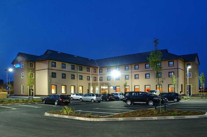 Holiday Inn Express Antrim By Ihg Eksteriør billede