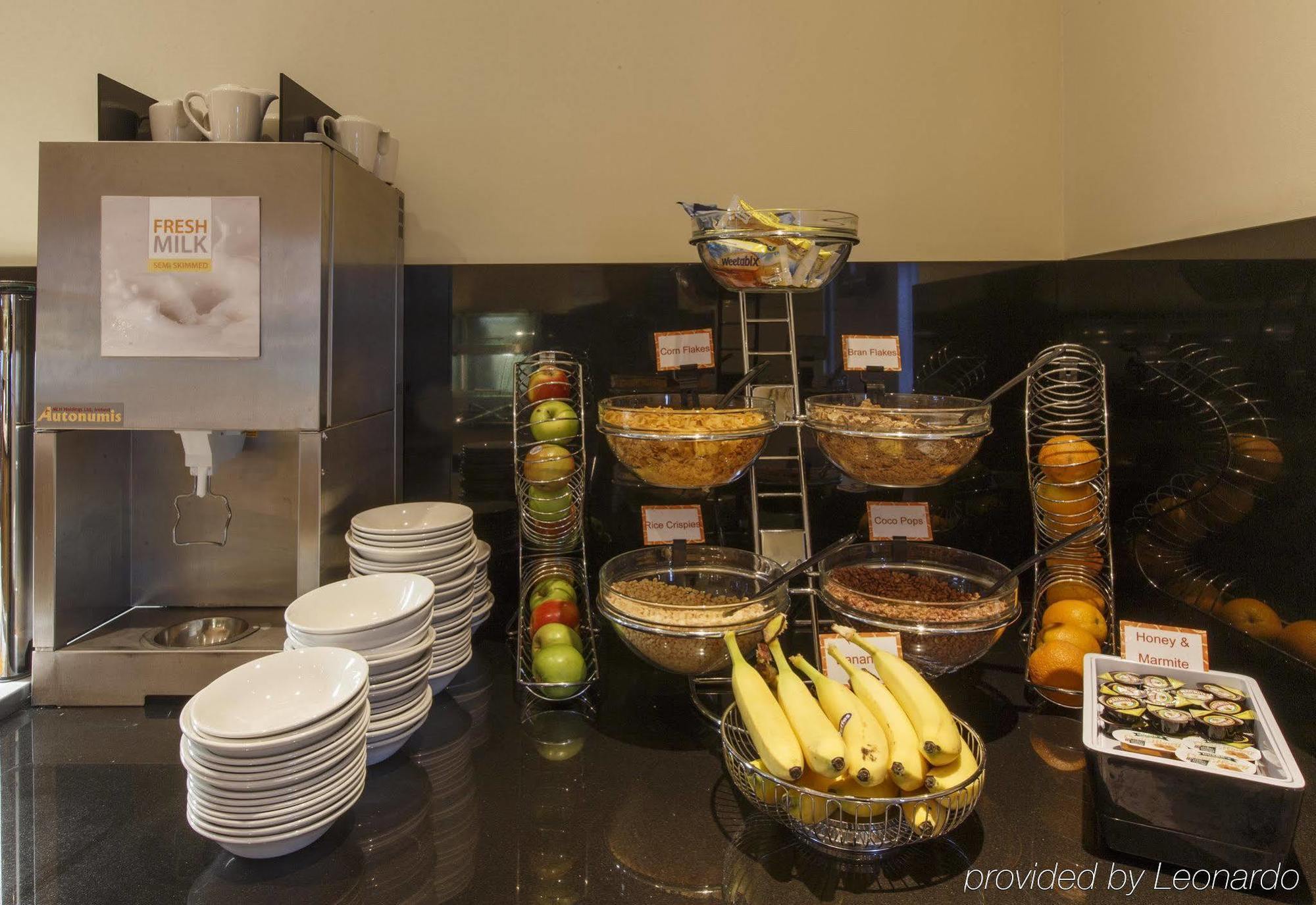 Holiday Inn Express Antrim By Ihg Eksteriør billede