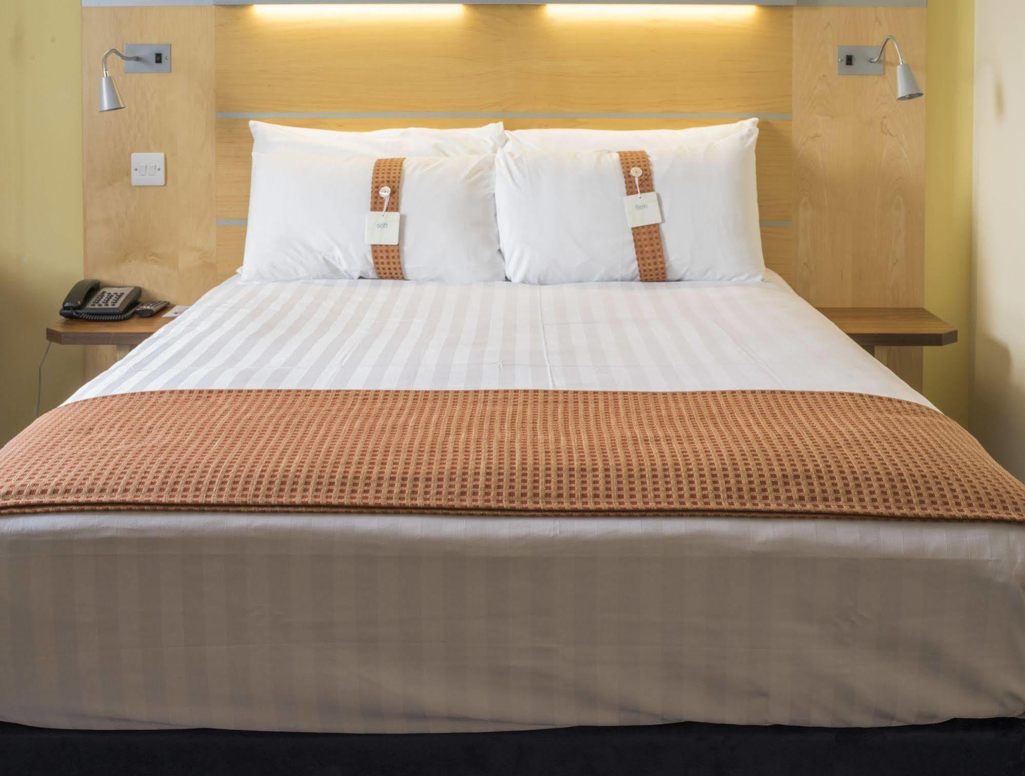 Holiday Inn Express Antrim By Ihg Eksteriør billede