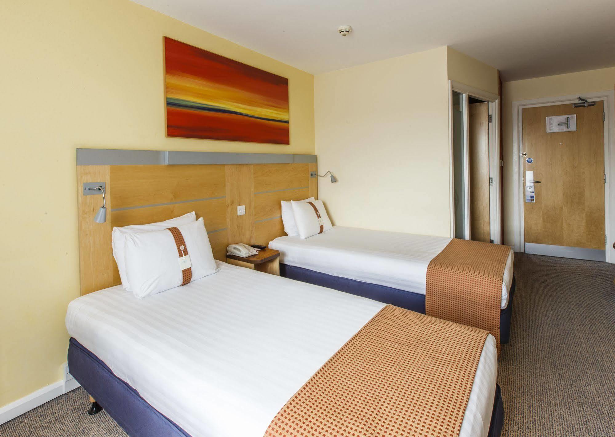 Holiday Inn Express Antrim By Ihg Eksteriør billede